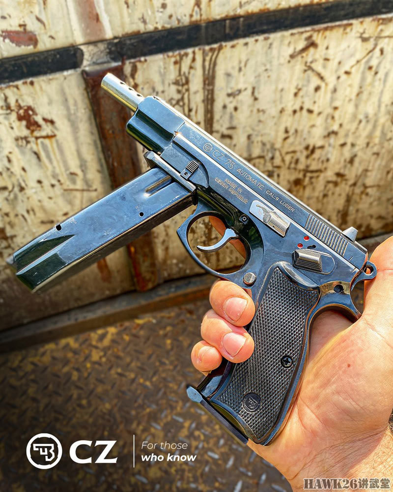 图说:cz 75全自动手枪 备用弹匣充当前握把 保险杆凝聚精彩构思