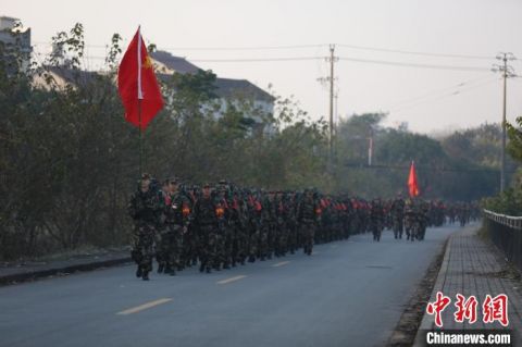 武警野营拉练图片