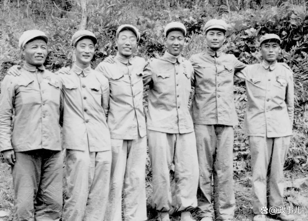 1952年夏，魏巍第二次进入朝鲜，与63军战斗英雄合影，左三为魏巍。