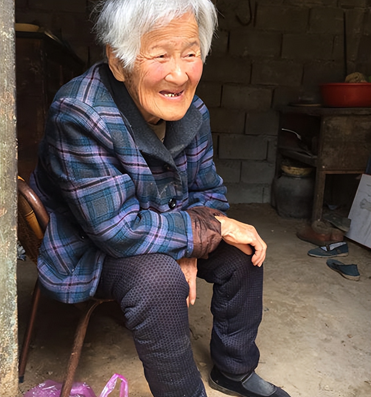 陕西90岁老人,生前拒绝上户口,临死前交出一张照片,谜团揭开