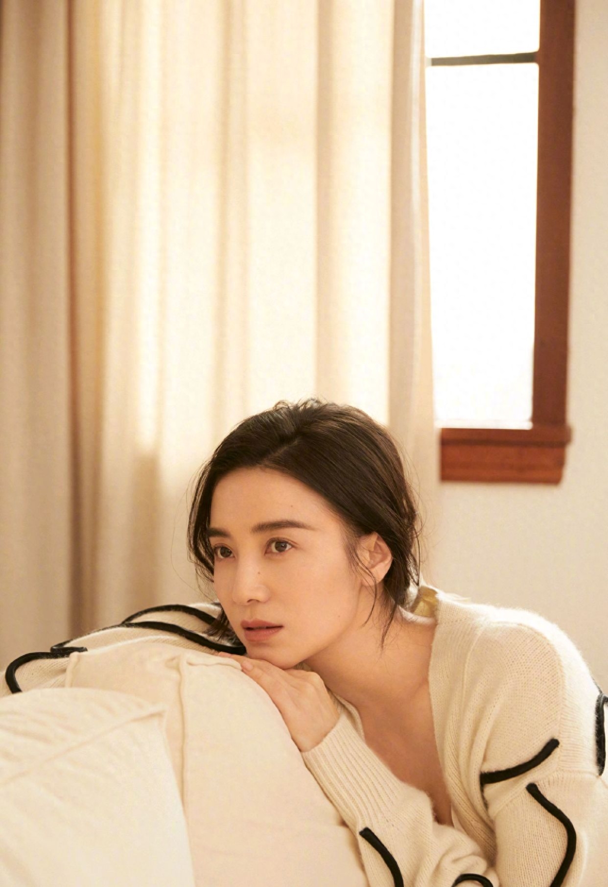 事实证明42岁未婚未育的宋佳早已走上女演员的另一条大道