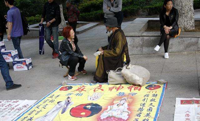 为啥算命的不是瞎了就是带个墨镜?不是封建迷信,而是有大用途