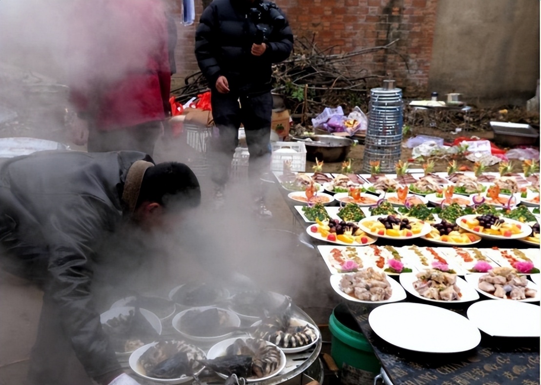 农村办酒席卫生条件很差,为什么人们吃完后,很少出现拉肚子?