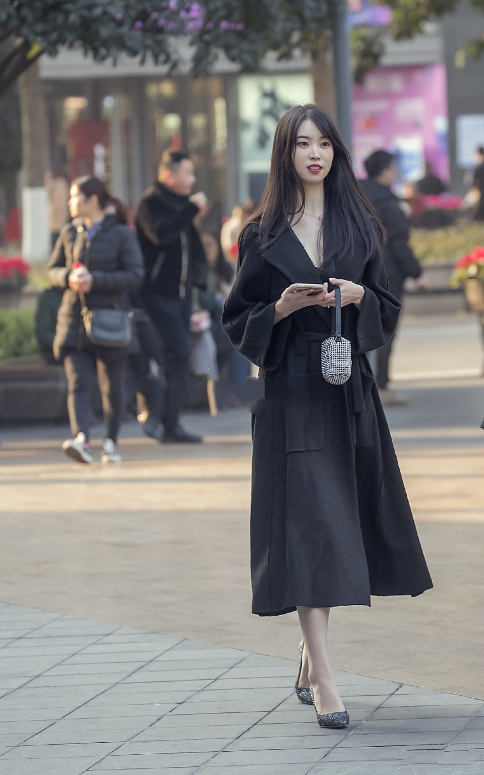 黑色长款风衣搭配镶钻高跟鞋,温婉贤淑,文静优雅