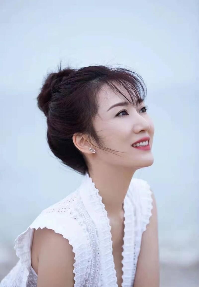 李念真是优雅阔太,穿镂空白裙度假好清纯,"巴掌腰"真让人酸