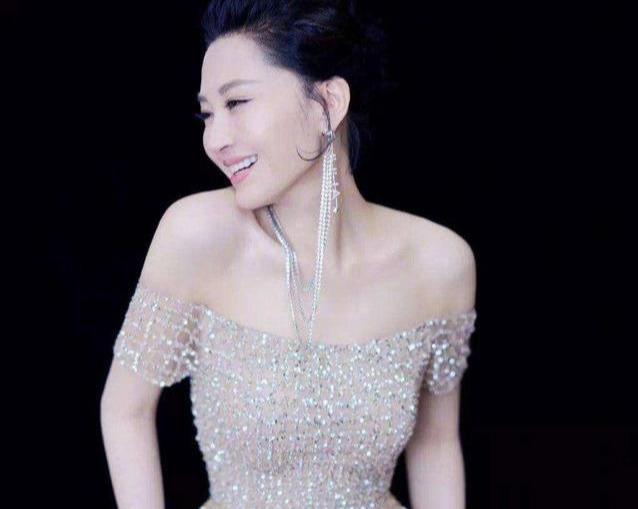 许晴才是人间尤物,穿黑色蕾丝裙秀完美曲线,51岁还那么丰盈饱满