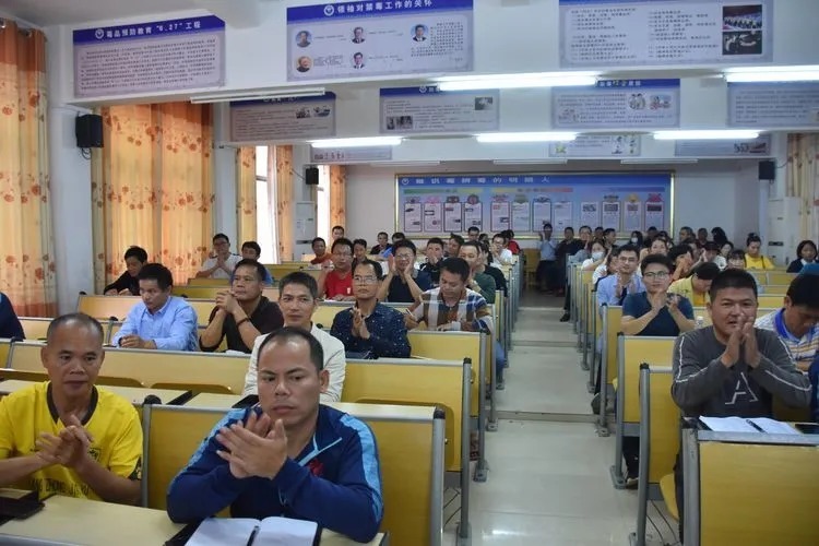 广州市培英中学潘勇校长带队赴雷州市杨家初级中学对口帮扶