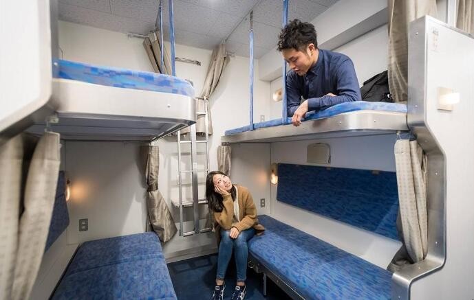 近日,一女网友发帖称自己买了软卧车厢的车票,但是上车一看发现另外3