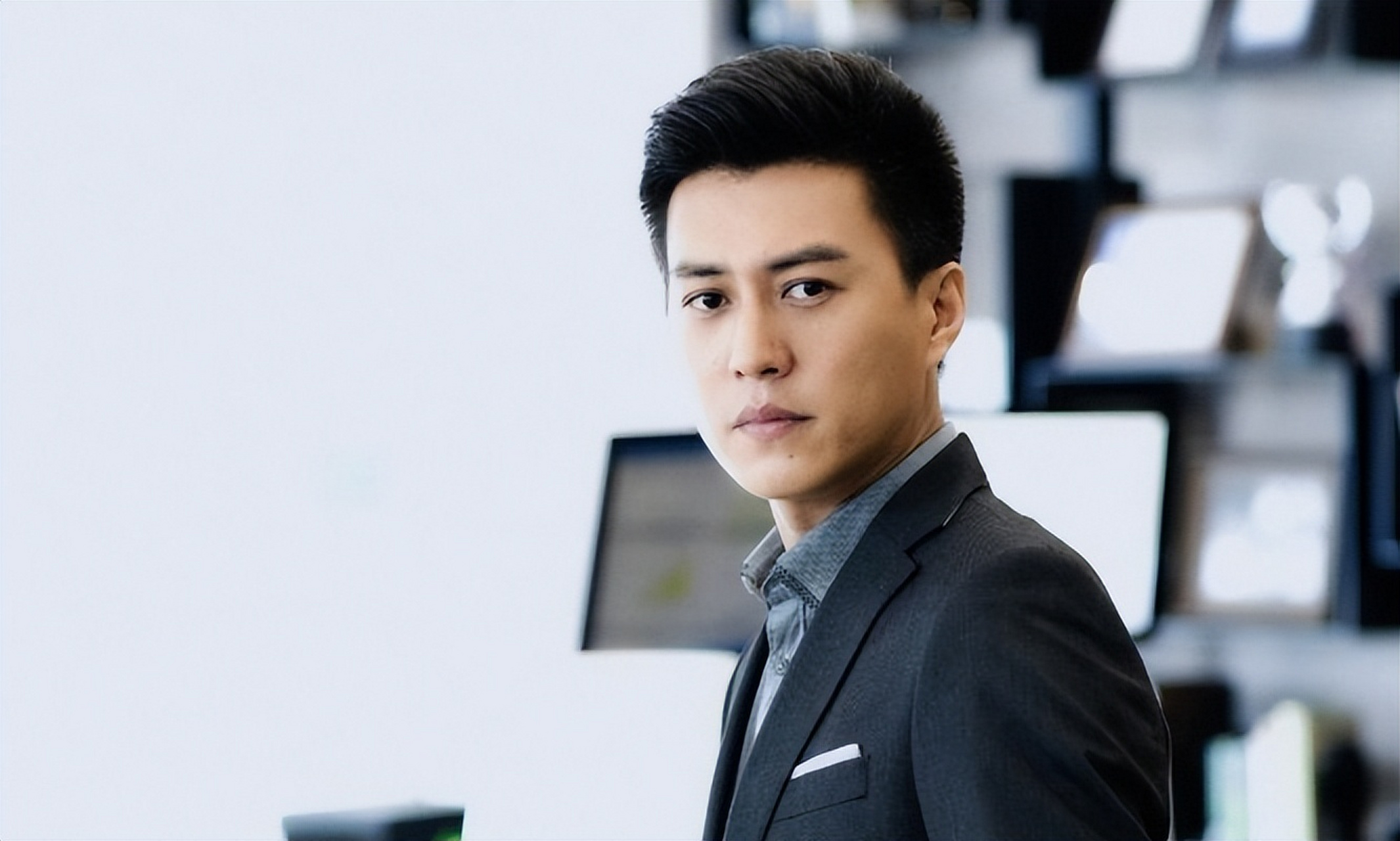 靳东被称为"老干部",因其演艺成就和稳重,成熟,低调的形象气质.