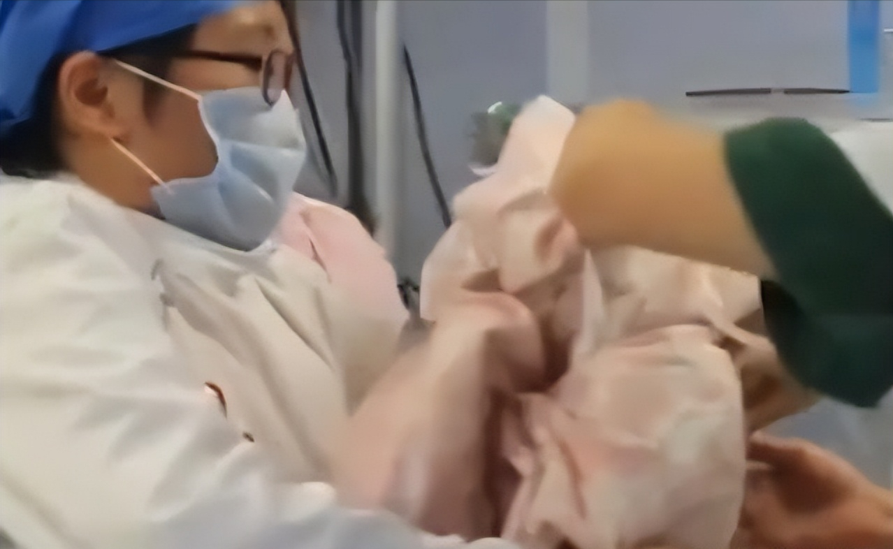 15年山东一孕妇舍命产下5胞胎,最小的仅有鸡蛋大,医生紧急抢救