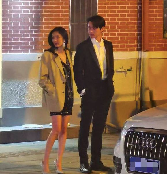 杨幂许凯街头拍亲密戏!二人挽手撒娇好亲密,女方穿短裙美腿惹眼