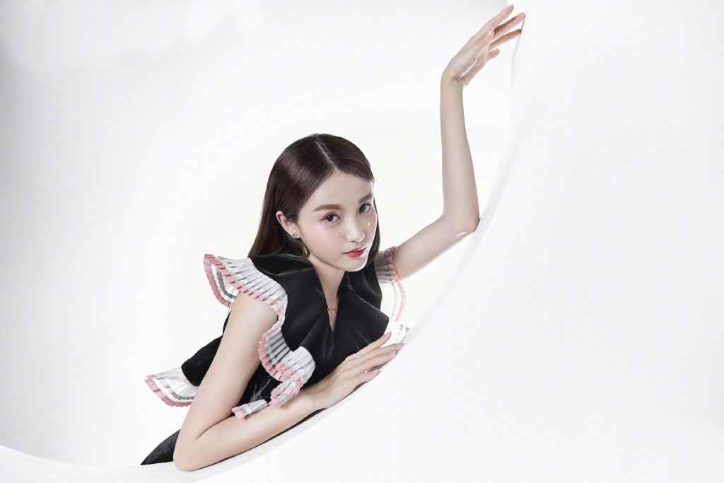 穿荷叶边紧身裙出镜,侧面看小腰只有大腿粗!