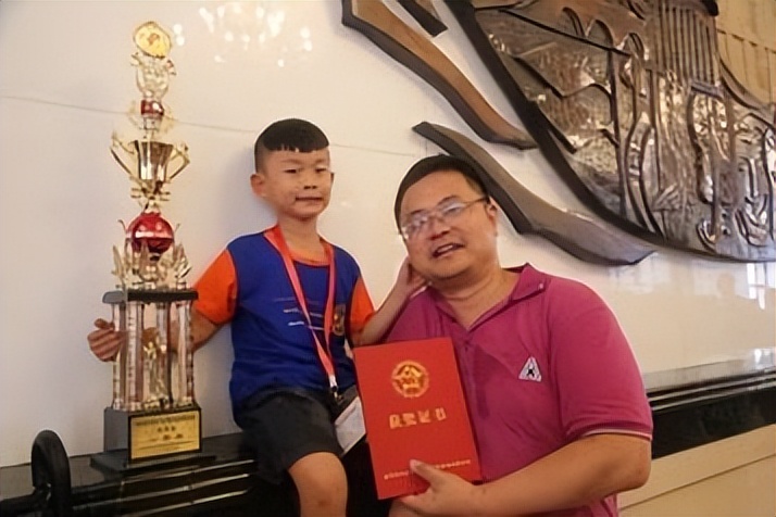 鹰爸何烈胜:让3岁的儿子雪地裸跑,14岁就考上博士,却饱受争议