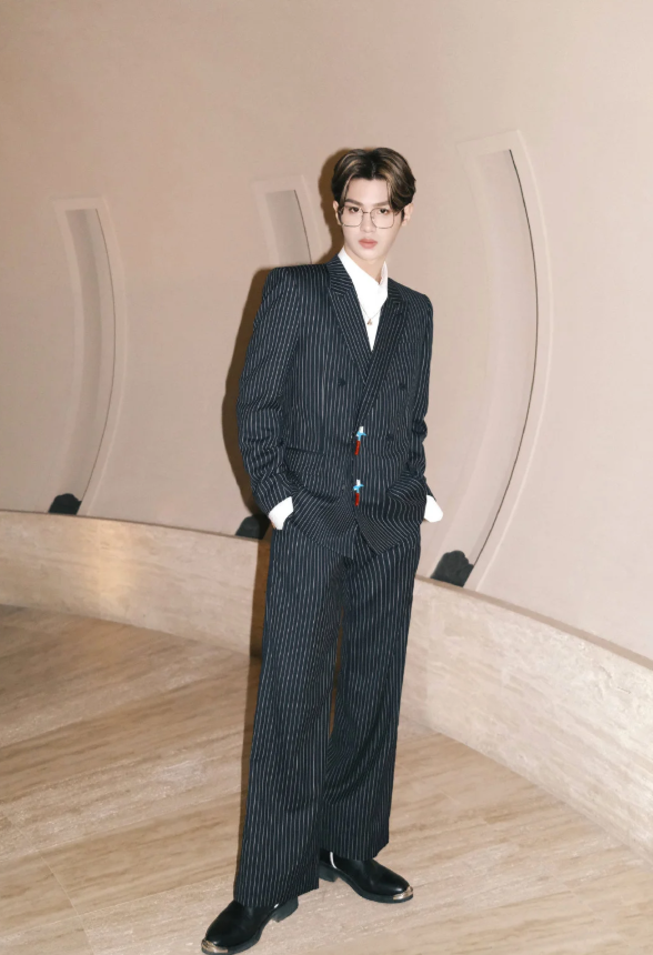 黄明昊晒雨夜街头大片,黑白工装风套装出镜,聚焦俊逸少年魅力