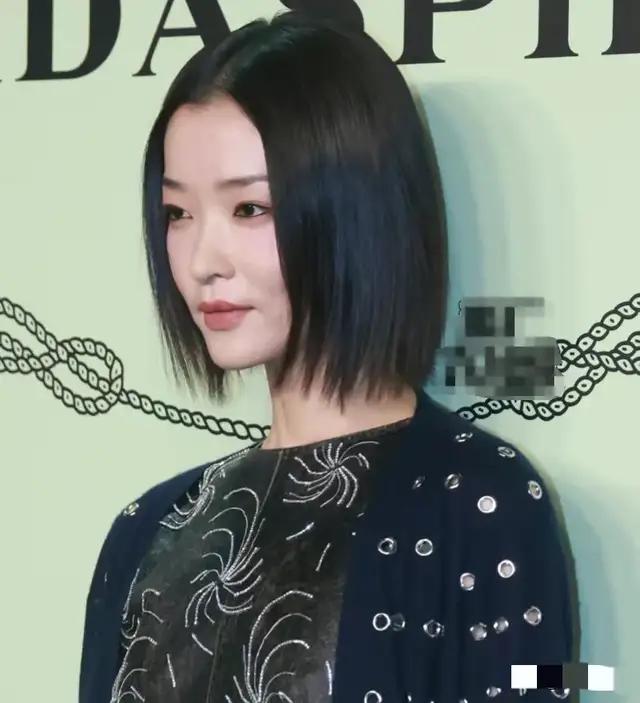 不过,刘雯挺拔的站姿勉强压住了这种场面.