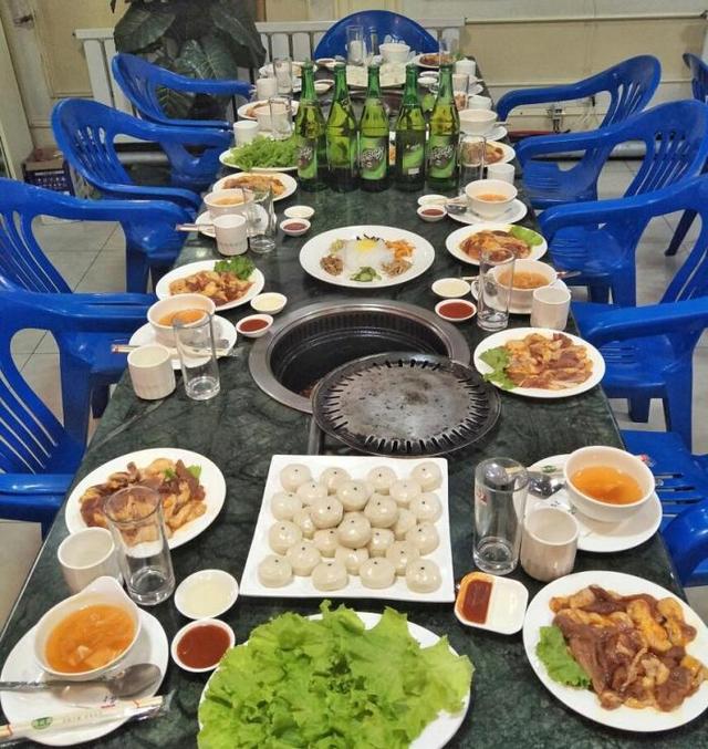 朝鲜的玉流馆,食客穿衣普通,服务员很漂亮,吃朝鲜"国粹"