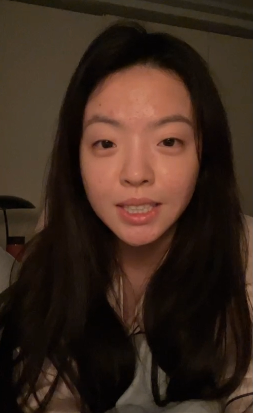 华谊千金王文也素颜直播,获赞"妈生脸",透露弟弟在英国读书