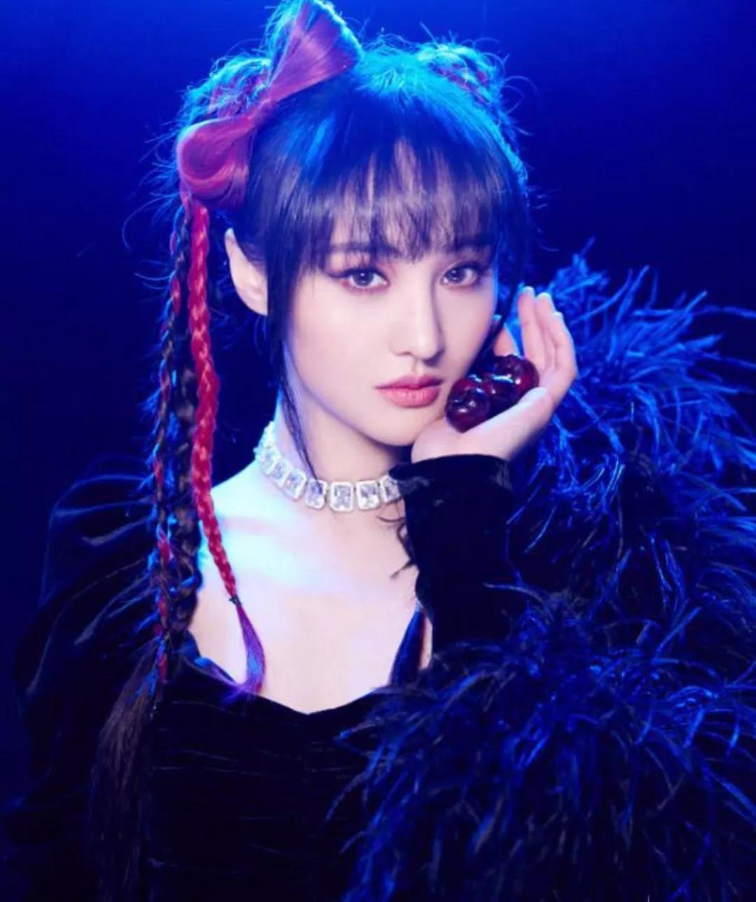 郑爽被全网驱逐身价暴跌,可是最难过的人,也许不是她