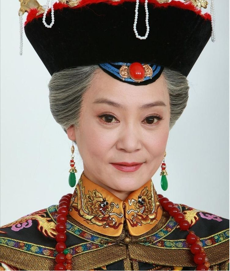 被刘雪华近照惊艳:穿衣得体,不乱染发,快六十五岁也能优雅时尚