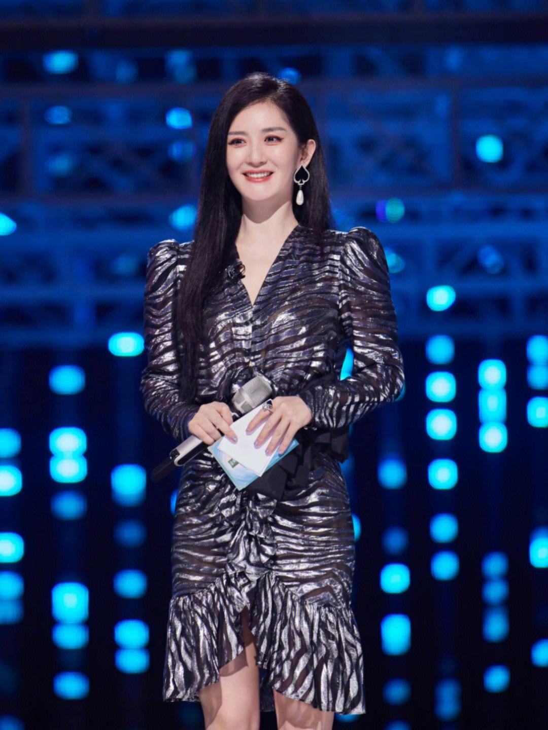 谢娜造型清爽干练 穿黑西装小秀蛮腰身材好