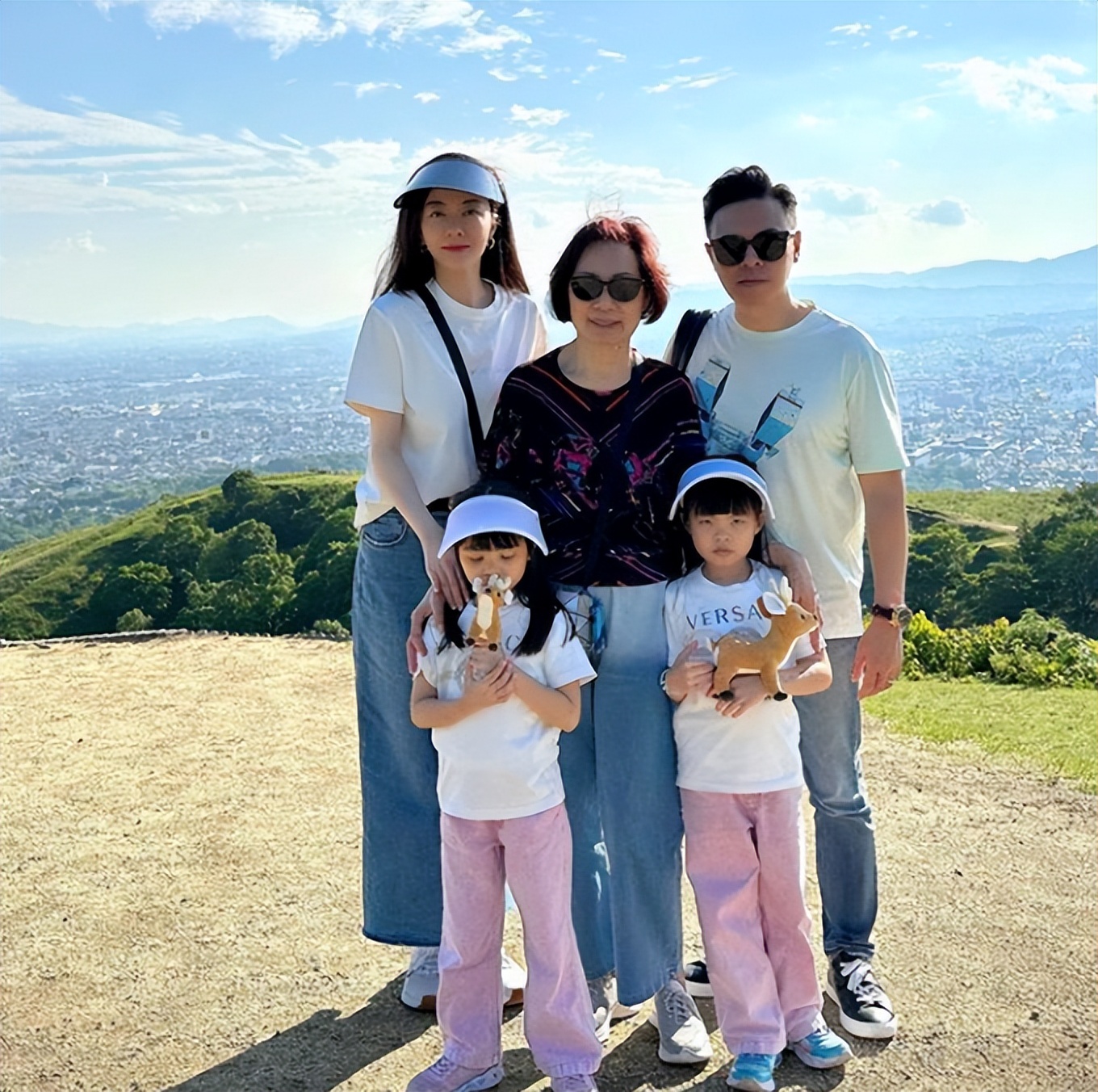 熊黛林老公生日晒全家福!双胞胎越来越不像,姐姐似姑妈郭可盈