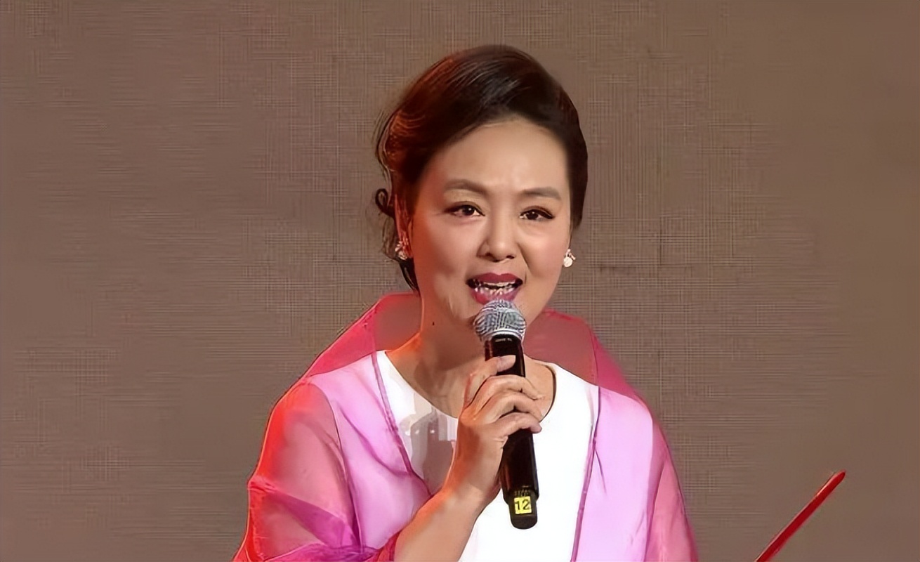 央视主持孙小梅:曾被万人追捧,嫁小丈夫婚姻幸福,儿子成她骄傲