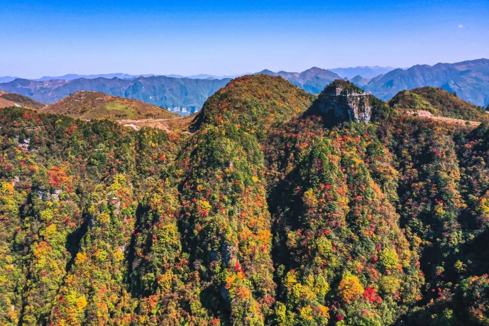 巴山大峡谷:位于达州市宣汉县境内,是一个充满色彩和静美的地方.