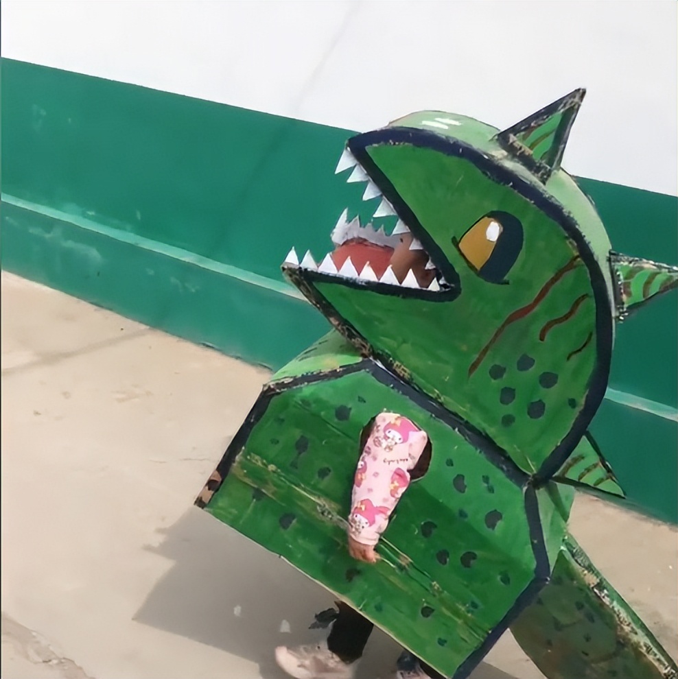 山东男子用纸箱为娃造恐龙战衣,引来全村小孩羡慕,排着队来预约