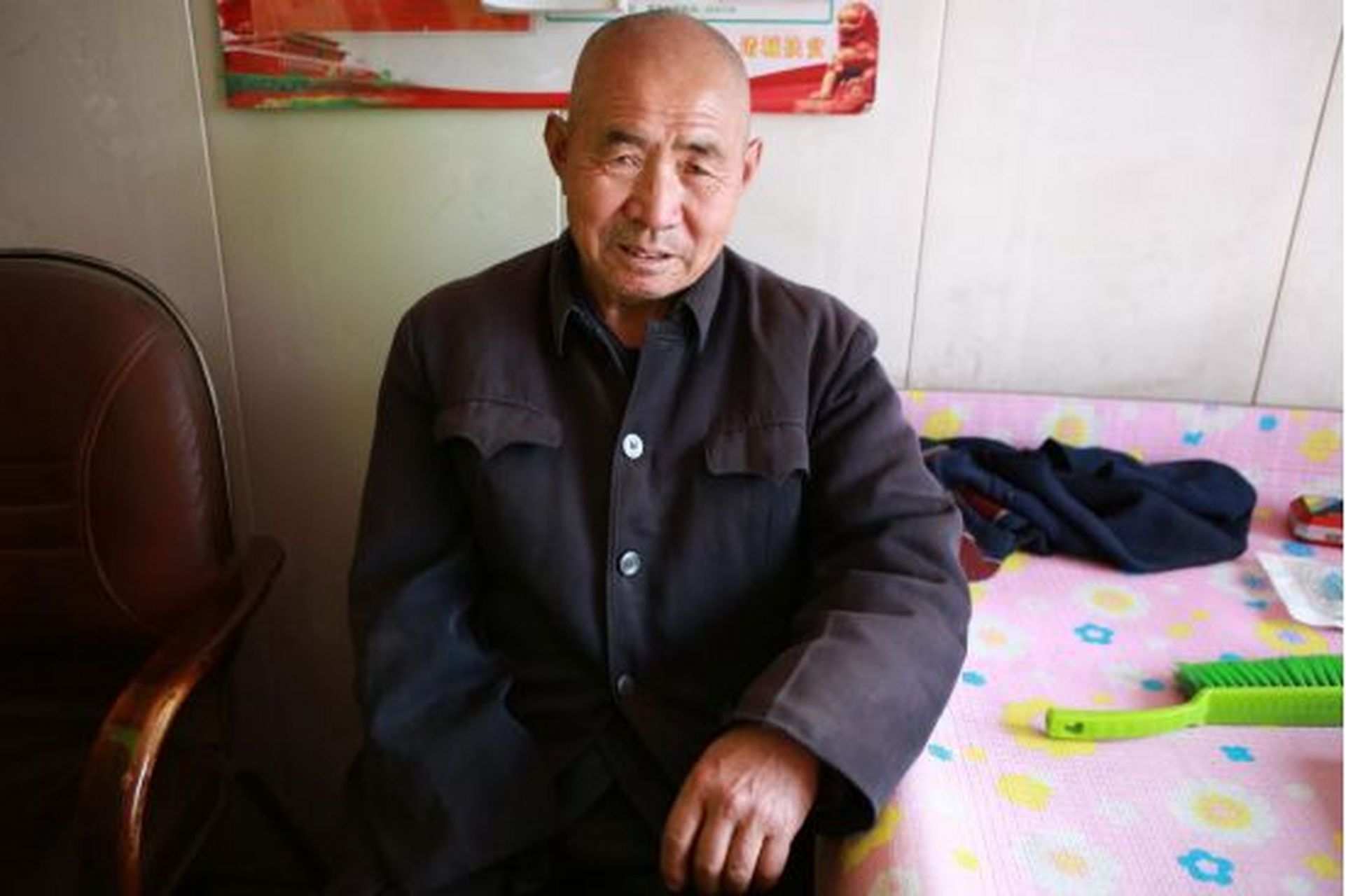 图片中的这位老人名叫管恩绪,今年74岁.