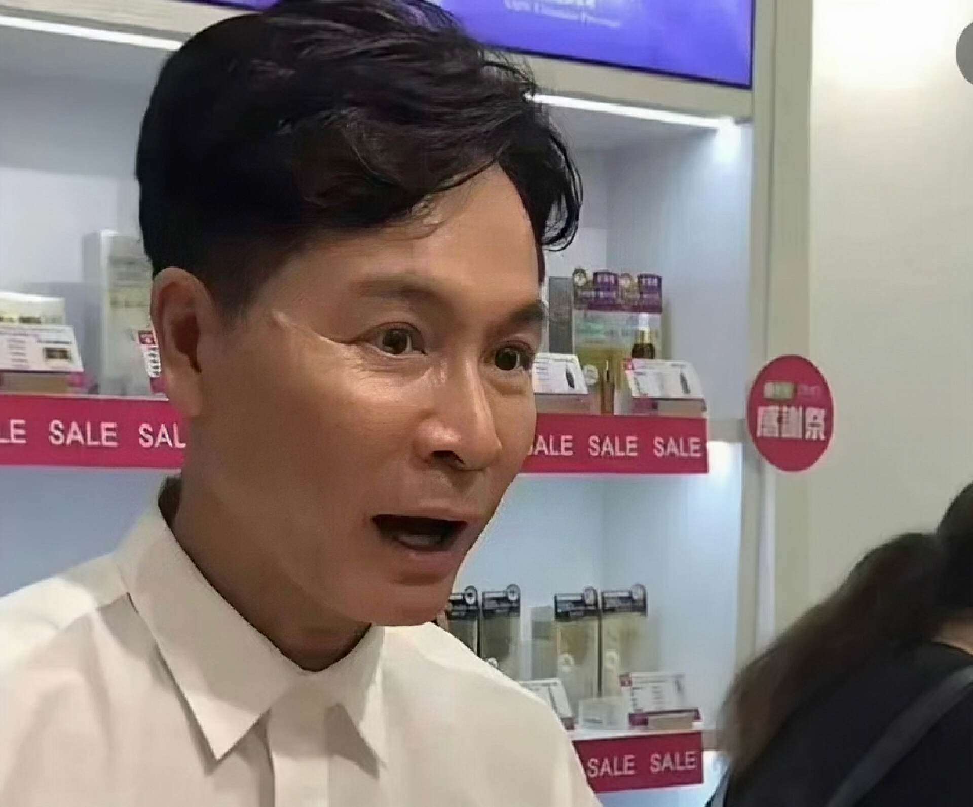 tvb知名男星被嘲医美过猛,鱼尾纹蔓延到太阳穴,开店亲自揽客