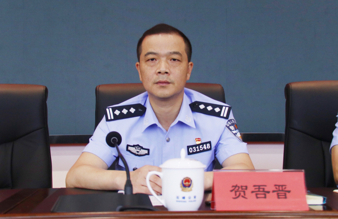 杨瑞斌同志指出:石峰公安分局紧扣学习教育,查纠整改