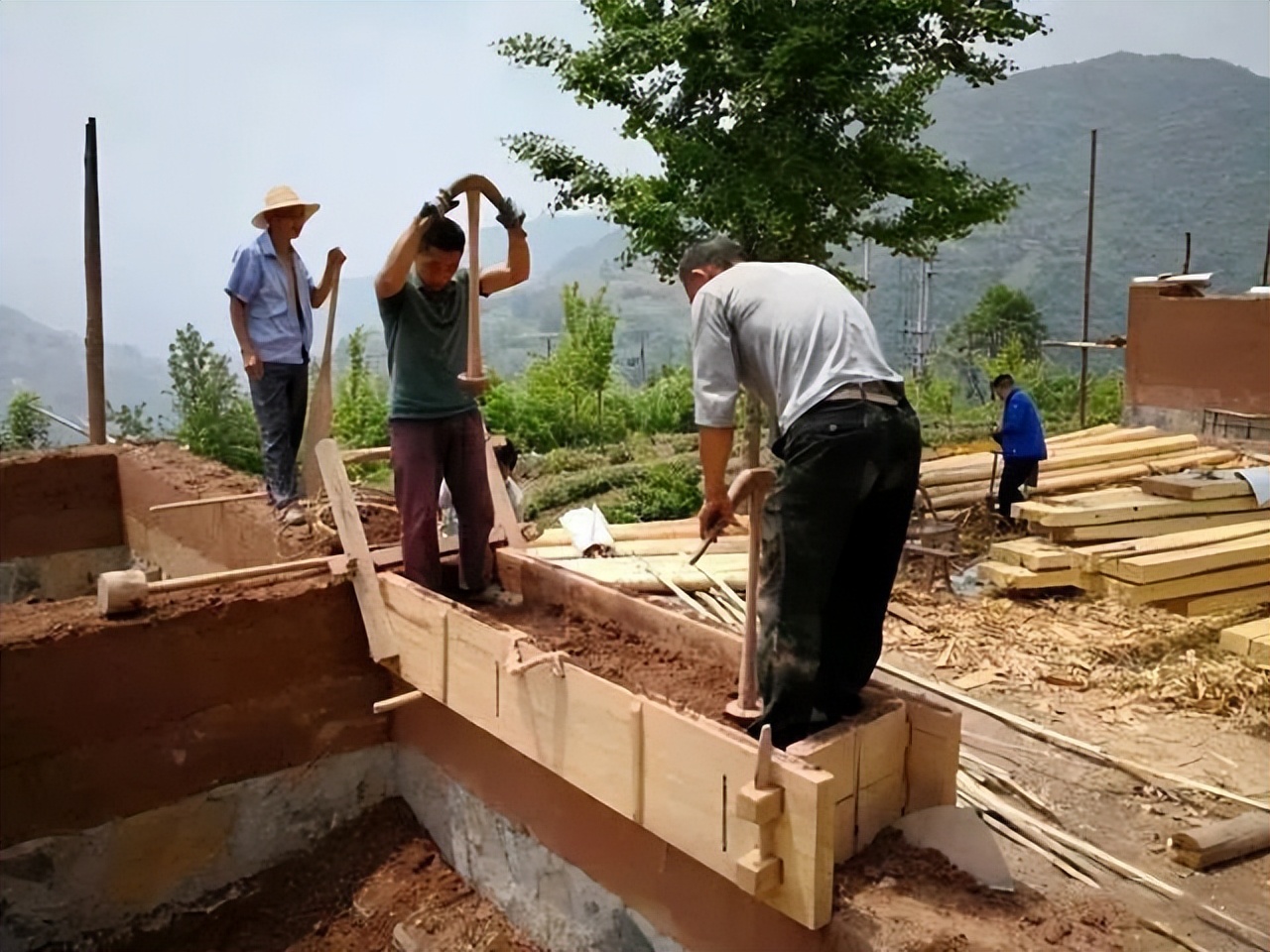 夯土墙版筑工艺:传统土木时代最霸气的造墙技术,长城都用它建