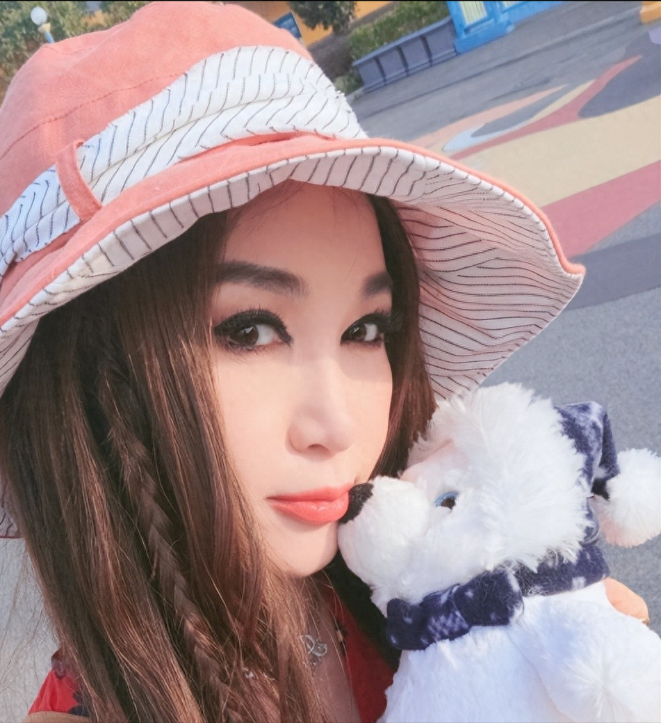 温碧霞:不自知的荒唐追求者