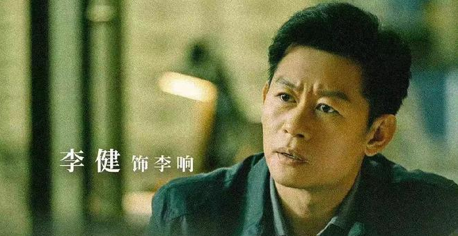 李健一家三口罕见亮相!初恋妻子身姿高挑貌美,女儿长腿吸睛