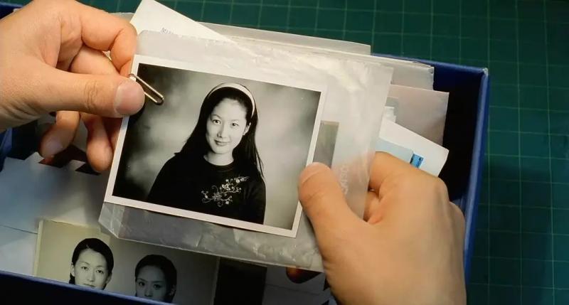 拍"遗照"的年轻人