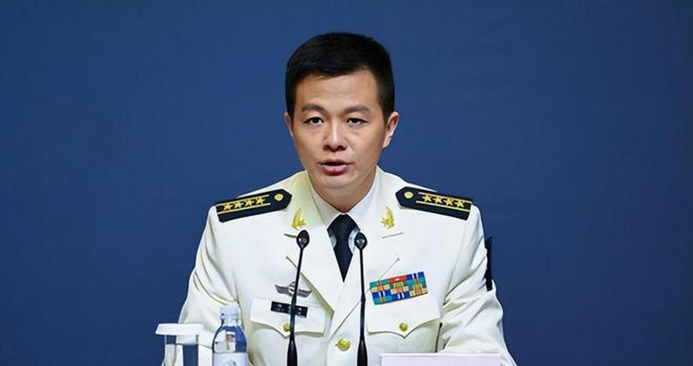 武警中将军衔图片