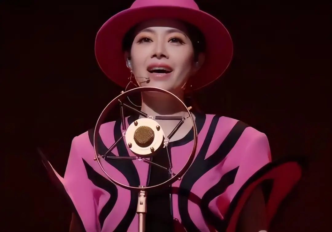 台湾巨星被控不孝患抑郁症,母亲陪酒父亲家暴,45岁的她还好吗?