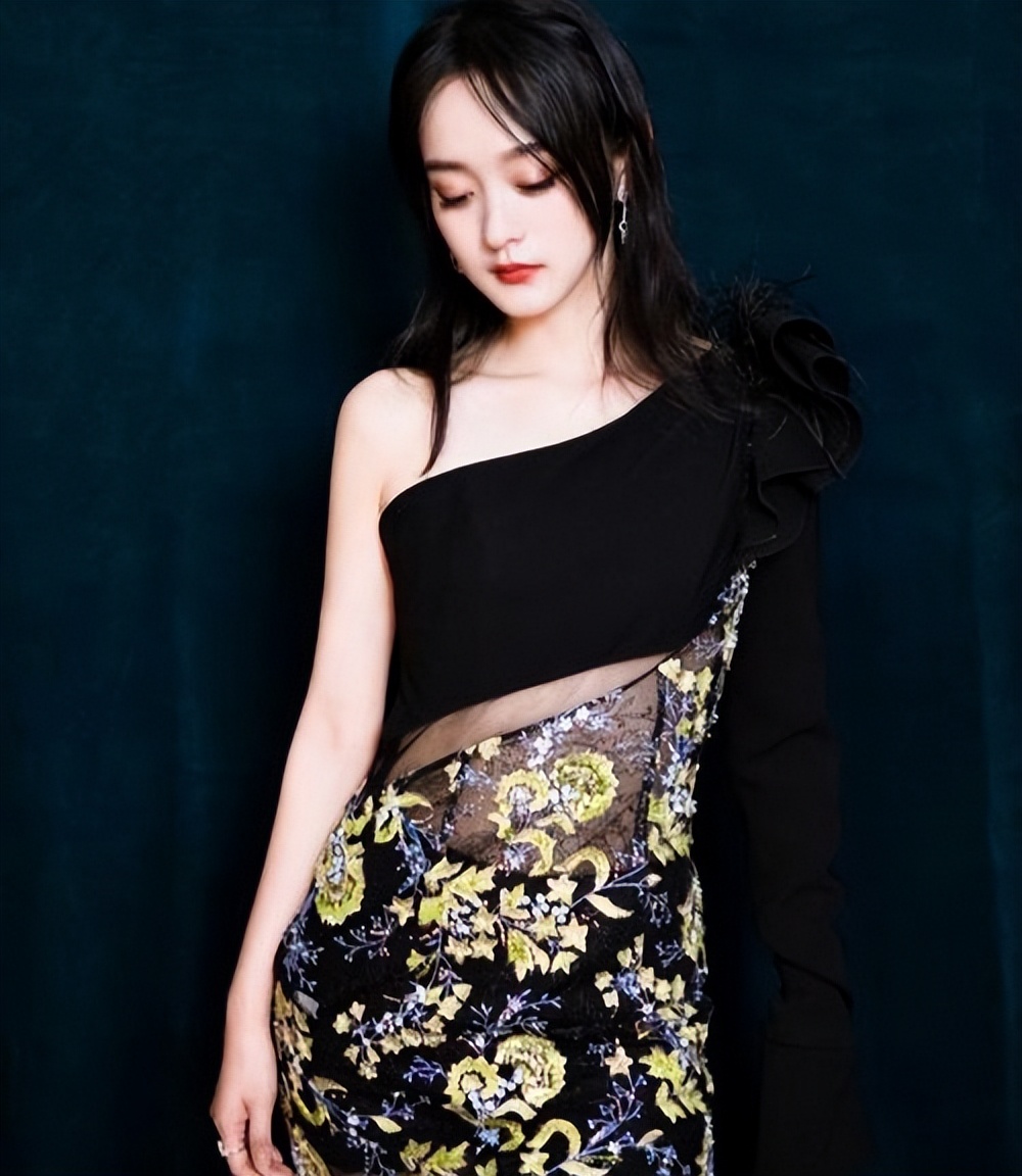 长相酷似周迅,却把演戏当副业,何泓姗的人生究竟有多神奇?