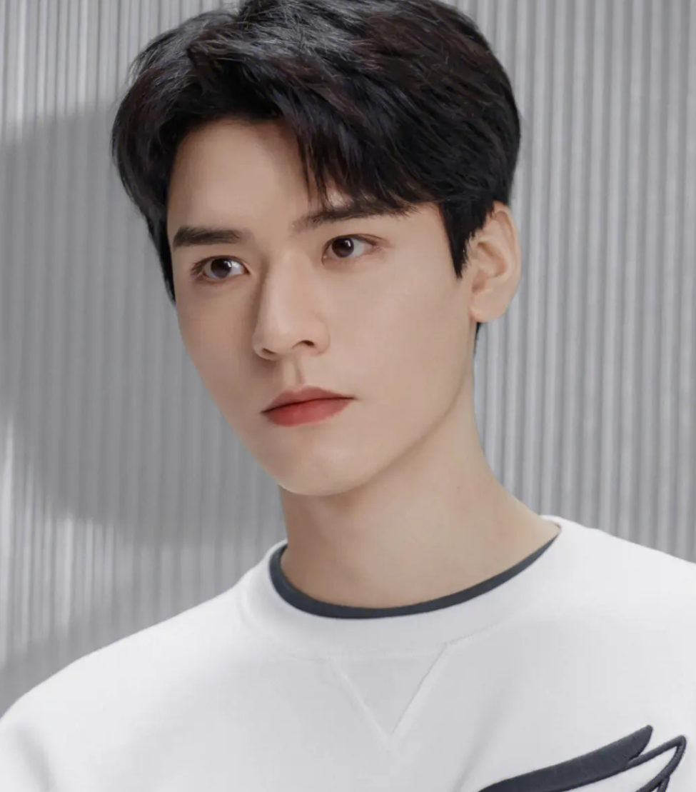 陈凯歌前妻洪晃讽刺顶流架子大,30岁男星未修图流出,如同普通人