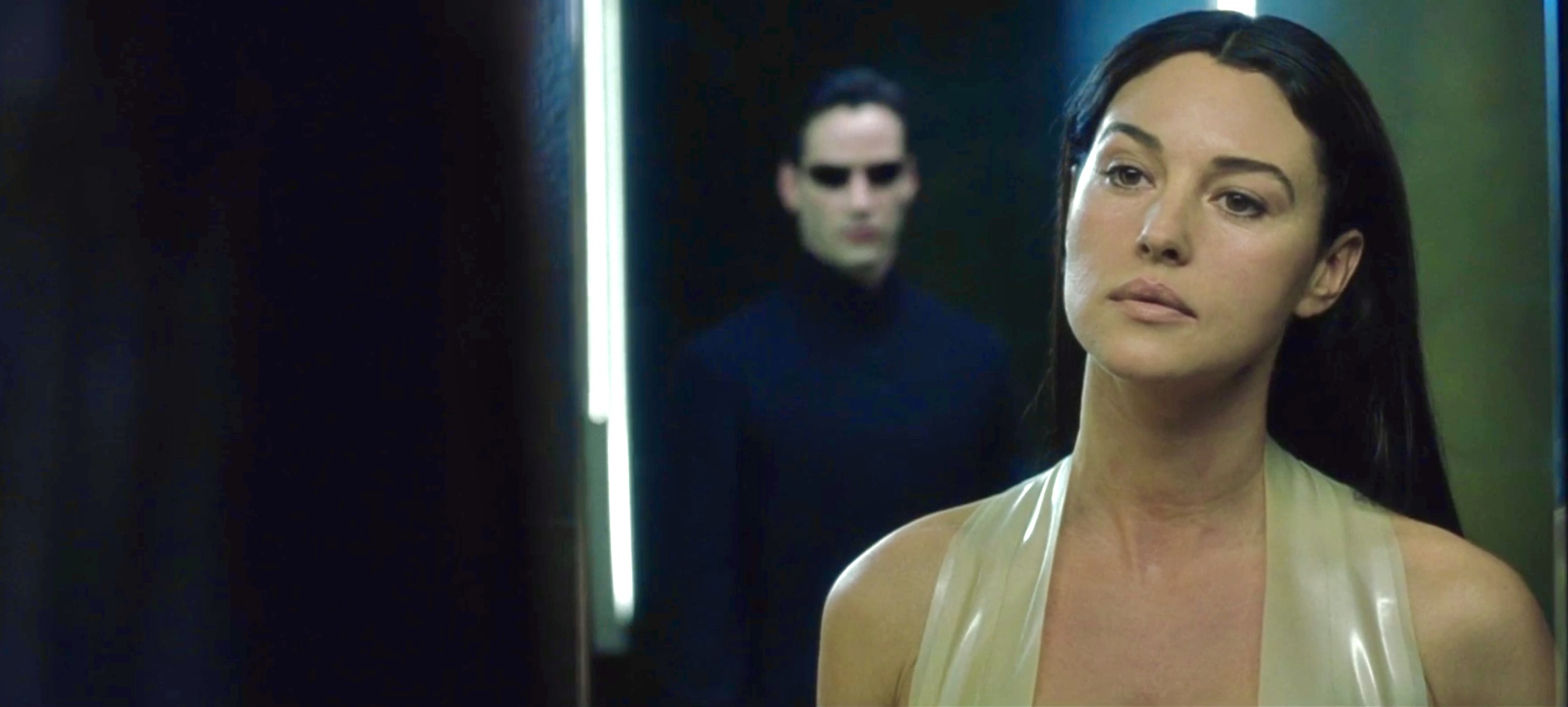 "莫妮卡贝鲁奇"的吻是偷尼欧的代码吗,黑客帝国谜题深度解析