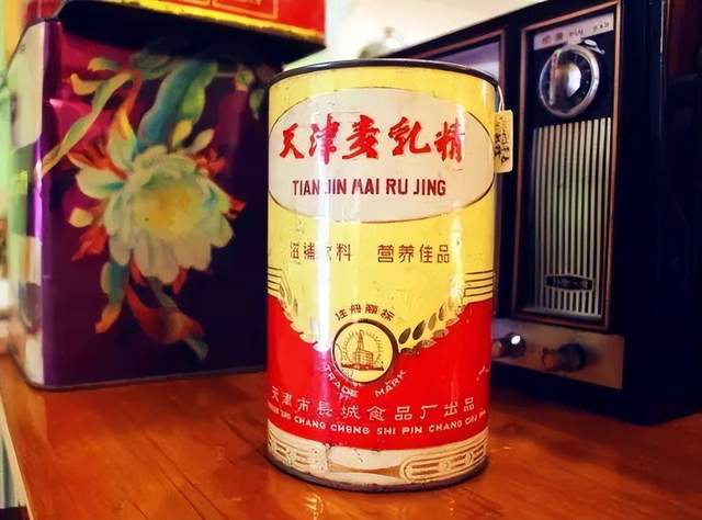 3,汽水,当时我记得有北冰洋,还有冰峰,一瓶2毛钱,瓶子押金8分钱.