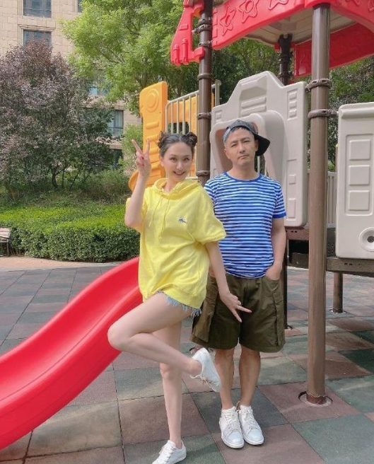 程莉莎的腿有多细?公园中黄色卫衣配超短裤,难怪郭晓冬紧张了