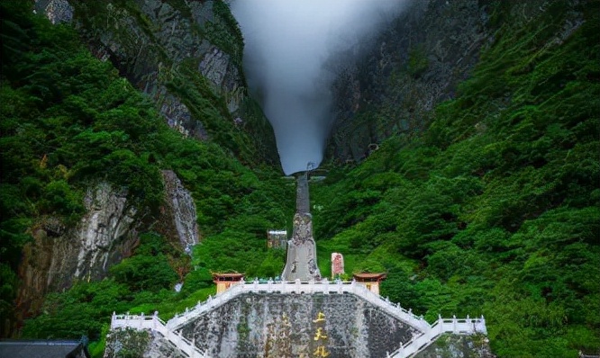瑞兽频现的天门山神仙洞,真的是通往仙界的大门吗?