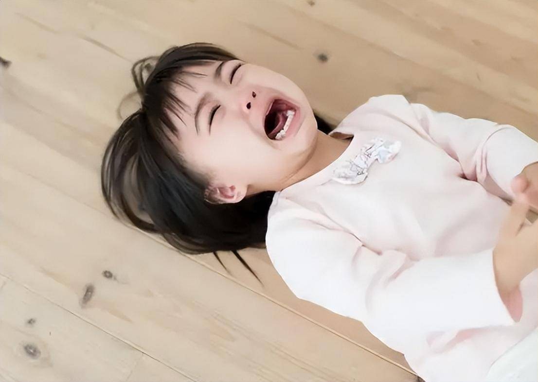 因为妈妈不给买玩具,男孩当众揪妈妈的头发,路人来劝也不松手