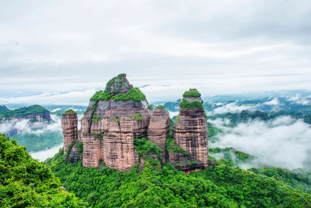 群山之巅矗立着一座天然城堡,它是广东丹霞地貌的典型代表!
