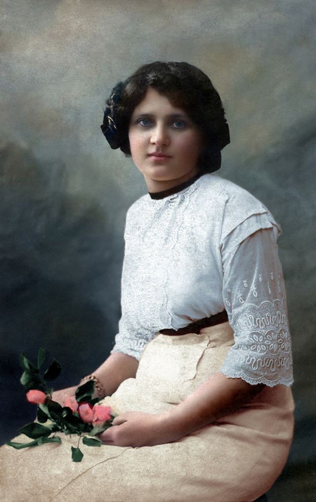 一位年轻俄罗斯妇女的肖像,1910年