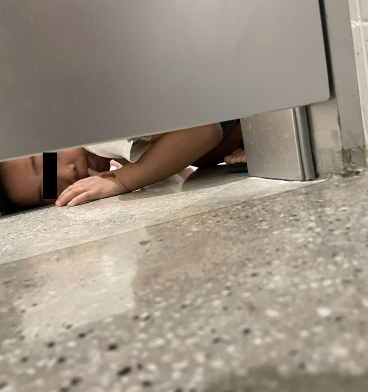 男童趴厕所地板上偷窥女子如厕,遭对方曝光引争议:一个孩子懂啥