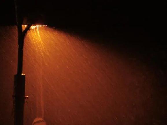 路灯下的雨夜图片大全图片