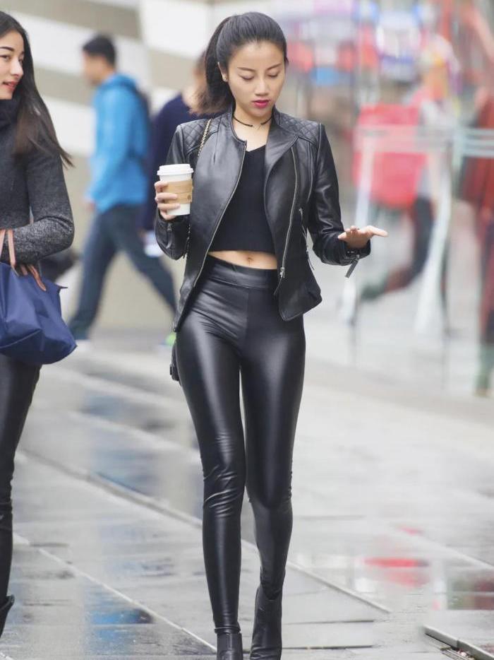 小姐姐皮衣皮裤皮靴搭,浑身上下散发帅气!