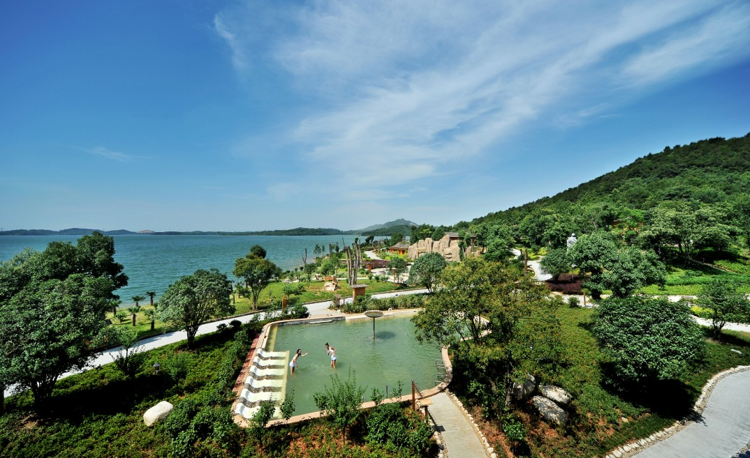 陆续开发了黄陂木兰天池,应城汤池温泉,嘉鱼山湖温泉,罗田薄刀峰,三里